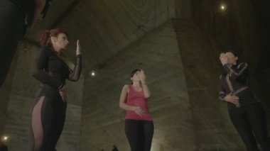 Benim kendi organları iyileşmek onlara yardımcı olmak için bir tuz yoga sınıfında adlı genç kadın meditasyon sırasında rahatlatıcı egzersiz