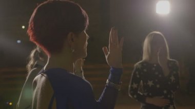 Nasıl nefes nefes ve yeraltı oturumlarınızda meditasyon sınıfta onu kadın öğretim kadın yoga eğitmeni karanlık tuz benim düzenlenen