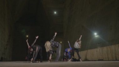Sıska kadın benim derin, karanlık bir yeraltı soğuk tuz ana bir eğitmen tarafından düzenlenen yoga seansı için germe egzersizleri ile ısınma uygun