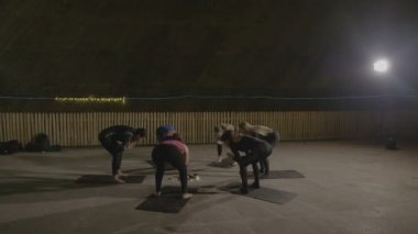 Yoga yaparken ve tuzlu bir Avrupa yeraltı havada nefes benim tuz iken onların vücut kas tonlama kız grubu