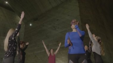 Rahatlatıcı ve tuz duvarları yapılmış bir yeraltı büyük odada meditasyon yogi nepal Tibet şarkı kase gelişmiş