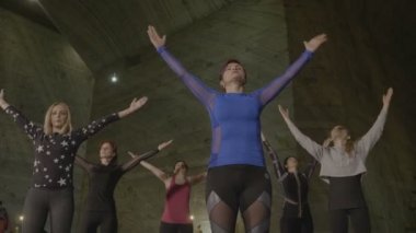 Bir yeraltı tuz Yogi eğitmen önde gelen sınıfta öğrencilere ve bunların nasıl nefes öğretim gösteren pozlar benim ve sorunlarından kesmek için nefes