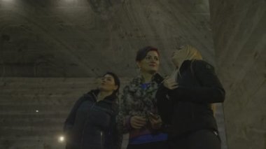 Benim ve akıllı telefonlarını kullanarak alarak fotoğraf tarihi bir ziyaret güzel turist kadın tuz