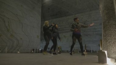 Kadın turist tuz duvar ve hayran ve onları bir yeraltı kokulu heykeller arasında benim yürürken eğleniyor