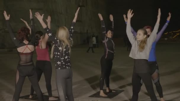 Pilates-Kurs in einem europäischen Salzbergwerk zur Förderung des Tourismus und eines gesunden Lebensstils — Stockvideo