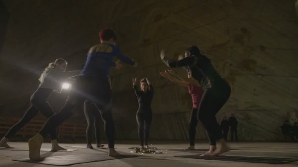 Fitness femme faisant étirement nirvana séance d'entraînement sur tapis d'exercice dans une mine de sel souterraine — Video