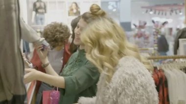 Mutlu bir giyecek maddeleri alışveriş alışveriş merkezinde bir marka mağaza bakarak bir tasarımcı denetimi tarz çok kültürlü karışık yarış arkadaşlar çanta