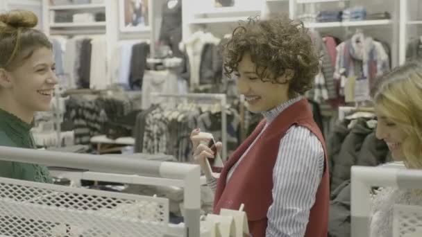 Vrij vrouwelijke student vrienden winkelen voor dure merkkleding en accessoires in het winkelcentrum na ontvangst van de beurs — Stockvideo