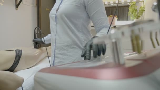 Lichaam verzorging behandeling van fit vrouw bij cosmetische schoonheid kliniek met ultrasone apparatuur die wordt gebruikt door professionele schoonheidsspecialist — Stockvideo