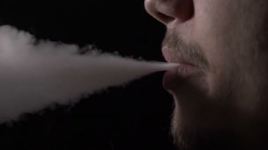 Buharlaştırıcı ve sonunda ağır çekimde burnunda Buhar üfleme duman exhaling sakallı bir adam ağız