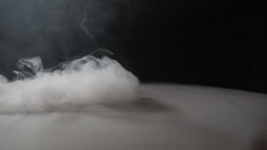 Yavaş dalgalar halinde vaping hile yapan birinden geliyor bir arka plan olarak duman