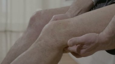 Yaşlı adam onun artritik diz eklem ağrısı evimde Masaj