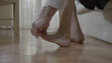 Evde yaşlı adamın kendini rahatlatma sertlik ve ağrısı, romatizma hastalığı olan infiltratio masaj ayak ve ayak parmakları