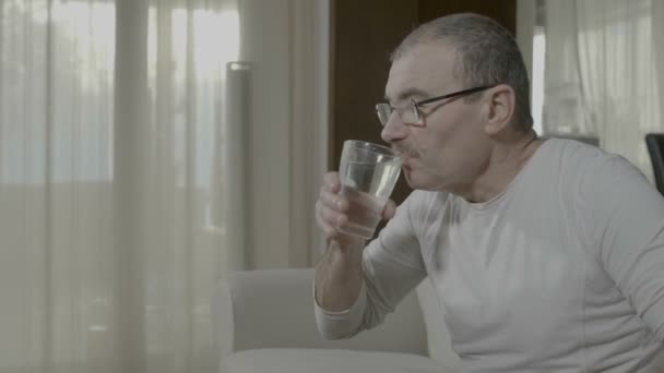 Anciano que tiene terrible dolor de muelas sensible mientras bebe agua fría — Vídeo de stock