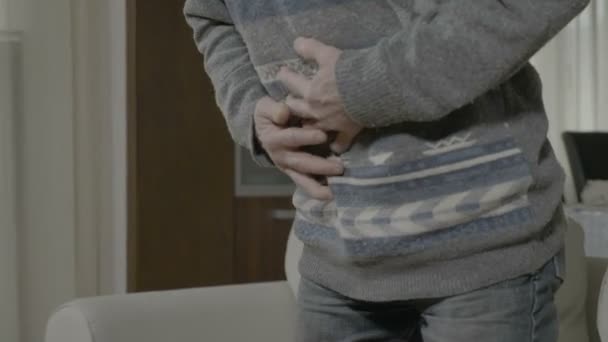 Primer plano del anciano sosteniendo sus manos sobre su estómago con dolor abdominal severo sintiéndose enfermo — Vídeos de Stock