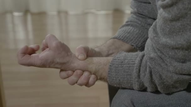 Primer plano de anciano anciano mano afectada por dolor reumático — Vídeo de stock