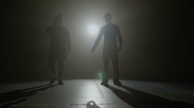 Hip hop yetenekli dansçılar koreografi büyük bir yetenek sınavı için prova rekabet göster