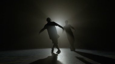 Koreografi karanlık sisli arka plan ile bir sahnede dans break dansçılar syncron