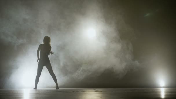 Piękna kobieta zmysłowy taniec na scenie dymu podczas przesłuchania do prestiżowej szkoły tańca nowoczesnego — Wideo stockowe