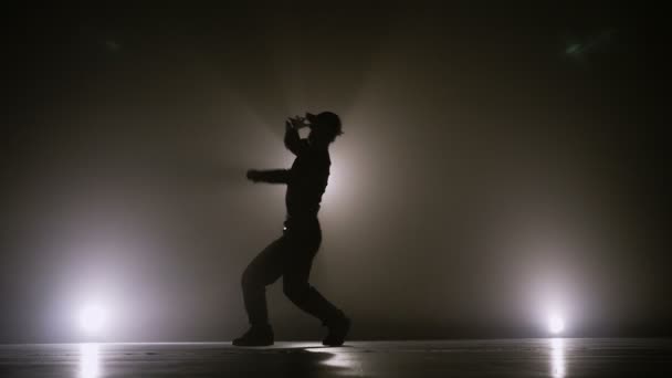 Young street danseres jongen dansen op een talentenjacht competitie podium populair geworden — Stockvideo