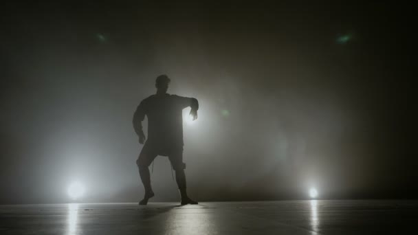 Jeune homme portant des vêtements déchirés dansant une danse de rupture moderne sur la scène dans le cadre d'un célèbre clip vidéo d'artiste — Video