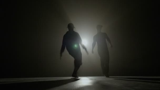 Tänzer Männerband probt vor dem Tanzwettbewerb einen synchronisierten Choreographietanz auf der Bühne — Stockvideo