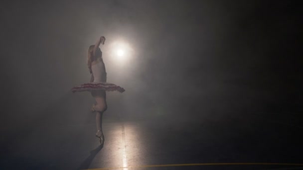 Bailarina sensual loira fazendo audição para papel principal em uma peça teatral e se concentrando em dançar em câmera lenta — Vídeo de Stock