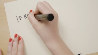 Yazılı değilse bizi eller kadın kim ve şimdi ne zaman soru işaretleri motivasyonel teklif bir beyaz kağıt üzerinde siyah bir marker ile Eğer