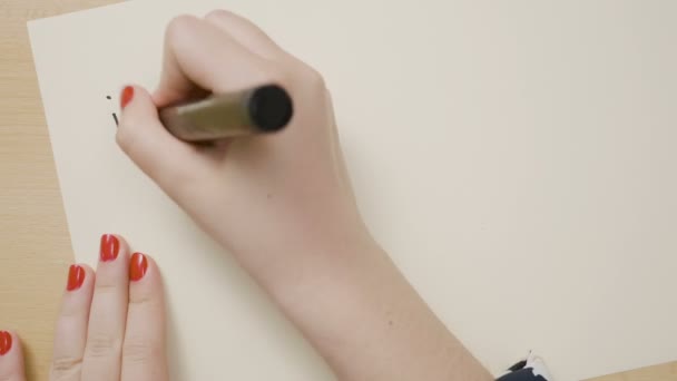 Mujer manos escribiendo si no nosotros que y si no ahora cuando la pregunta marca la cita motivacional en un papel blanco con un marcador negro — Vídeos de Stock