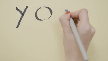 Seni bir kez siyah kalem ve boş bir kağıt parçası üzerinde bir gülen yüz çizim ile yaşar yolo teklif motivasyonel yazma eller en iyi görünümü