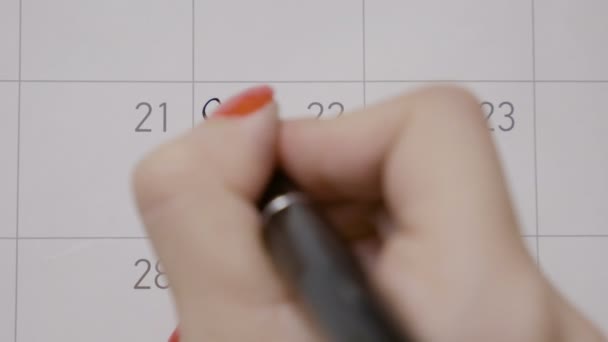 Joven adolescente planeando ir al gimnasio marcando el día en el calendario y escribiendo el recordatorio con pluma negra — Vídeo de stock