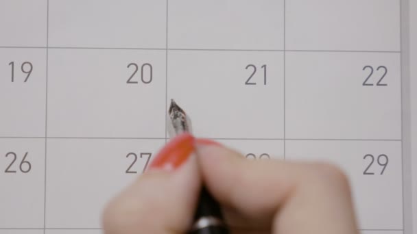Student kvinnliga händer skriver med svart penna kalendern gå till pilates med versaler — Stockvideo