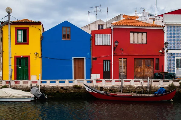 Casas coloridas perto do rio — Fotografia de Stock