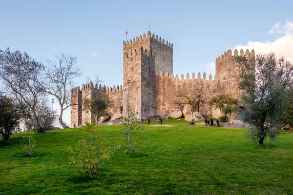 Caminhe ao lado do Castelo de Guimarães — Fotografia de Stock