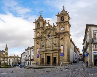 Braga, Portekiz - 13 Mayıs 2018: Kilise Santa Cruz ve biz-ebilmek görmek biraz sol tarafında altına heybetli kilise San Marcos Braga, Portekiz.