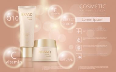 Cam şişe ve yumuşak bej renkli arka plan üzerinde tüp Colorstay makyaj.