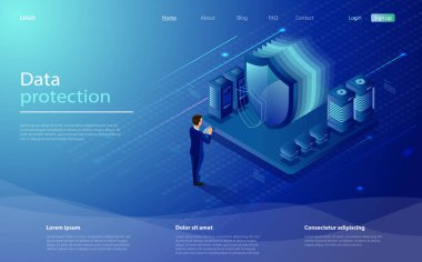 Ağ veri güvenliği kavramı. Dijital koruma mekanizması, sistem gizliliği. Adam sunucu odasındaki güvenliği tabletle yönetiyor. Sunucuları büyük kalkan ve karakter ile ağ güvenliği kavramı