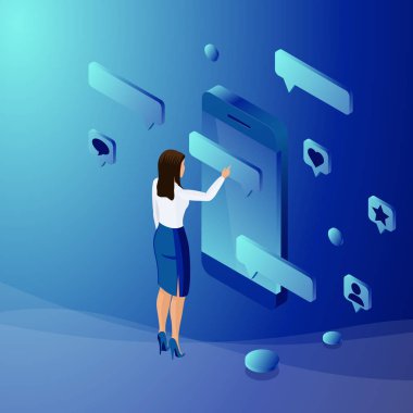 Kadın elinde konuşma balonu ve sosyal ağ simgeleriyle akıllı bir telefonun önünde duruyor. Çevrimiçi alışveriş kavramı, sosyal ağlar, sohbet, mesajlar, internet iletişimi, E-ticaret