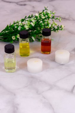 Beyaz çiçekli mermer zemin üzerinde gerekli yağlar ve portre pozisyonunda kopyalama alanı. Düz yatıyordu 