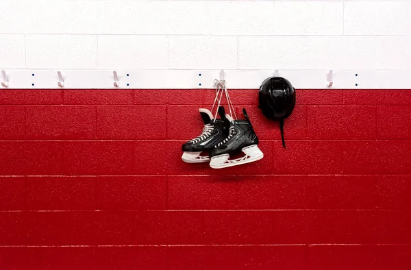 Patins Hóquei Pendurados Vestiário Com Capacete Sobre Fundo Vermelho Com — Fotografia de Stock