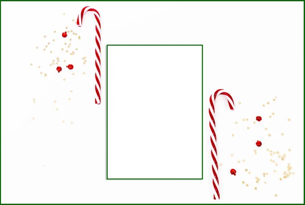 Şeker kamışları ve yeşil çerçeveli konfeti ile modern Noel arkaplanı kırmızı, yeşil ve beyaz arka plan ve kopya alanı 