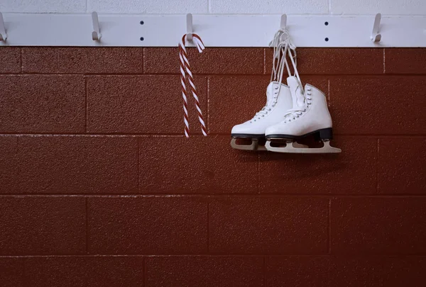 Natal Fundo Patins Figura Com Cana Açúcar Pendurado Sobre Parede — Fotografia de Stock