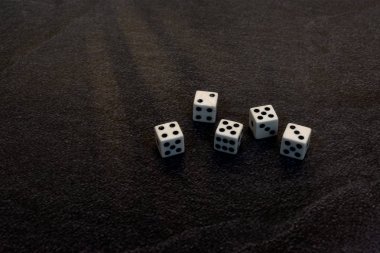 Kopya alanı ile kırsal çimento siyah arkaplan üzerine zar 