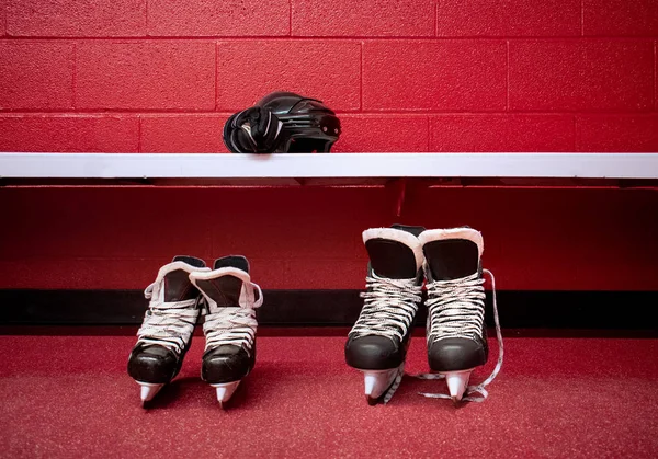 Hockeyschaatsen Voor Volwassenen Kinderen Die Vloer Staan Kleedkamer Met Rode — Stockfoto