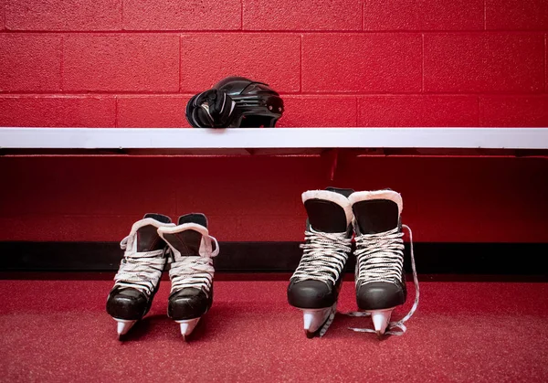 Patins Hóquei Para Adultos Crianças Sobre Chão Vestiário Com Fundo — Fotografia de Stock