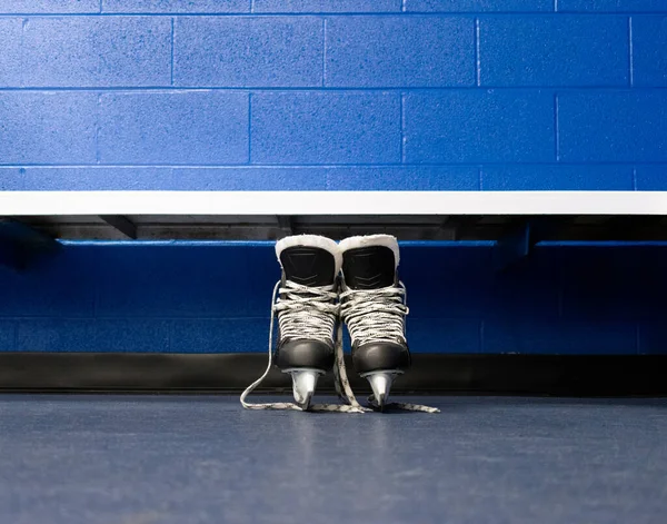 Hockey Schaatsen Vloer Kleedkamer Met Blauwe Achtergrond Kopieerruimte — Stockfoto