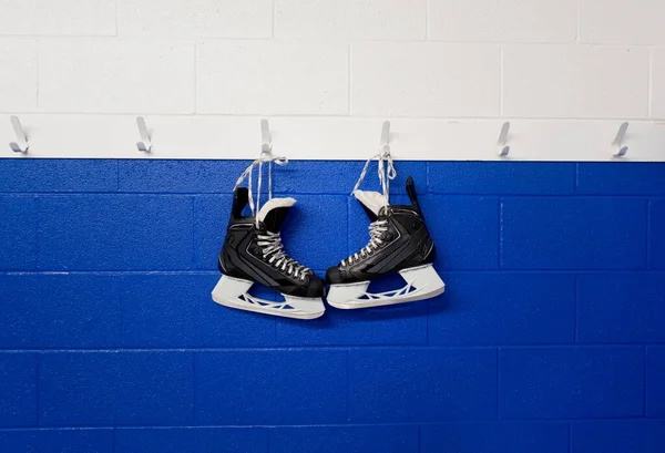 Hockeyschlittschuhe Hängen Über Blauer Wand Mit Kopierraum — Stockfoto