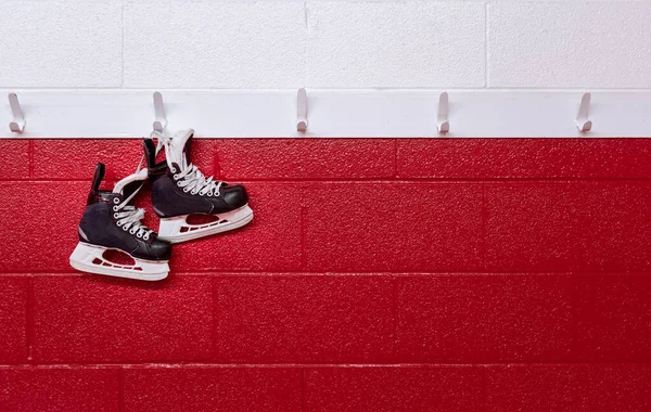 Patines Hockey Colgando Sobre Pared Roja Vestuario Con Espacio Para — Foto de Stock