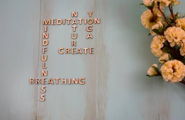 Ruh sağlığı destek ve başa çıkma stratejilerini gösteren tahta bulmacalar, meditasyon, doğa, yoga yaratıcılığı, farkındalık, fotokopi alanı ve çiçeklerle nefes alma kavramı 