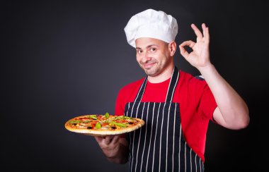 elinde bir pizza ile mutlu çekici cook portresi